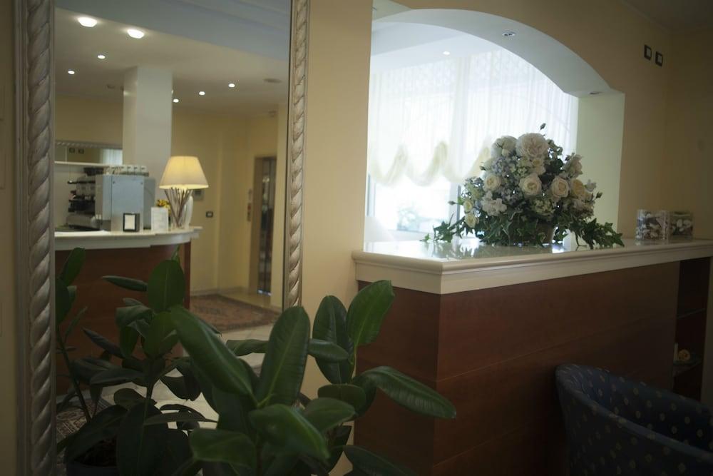 Hotel Cannes - In Pieno Centro Ричоне Екстериор снимка