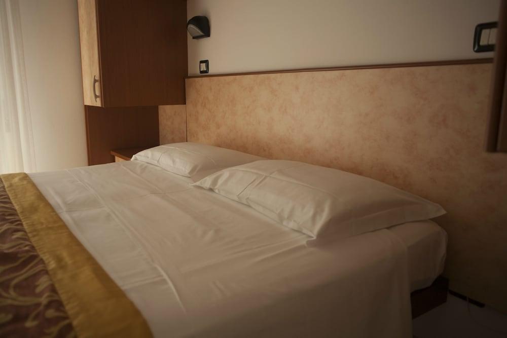Hotel Cannes - In Pieno Centro Ричоне Екстериор снимка