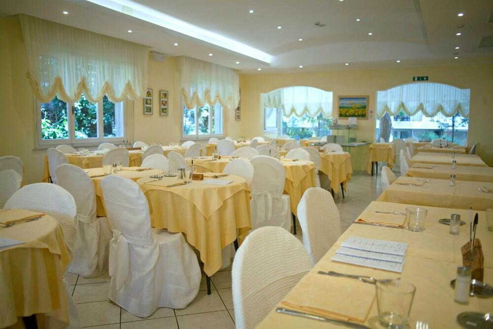Hotel Cannes - In Pieno Centro Ричоне Екстериор снимка