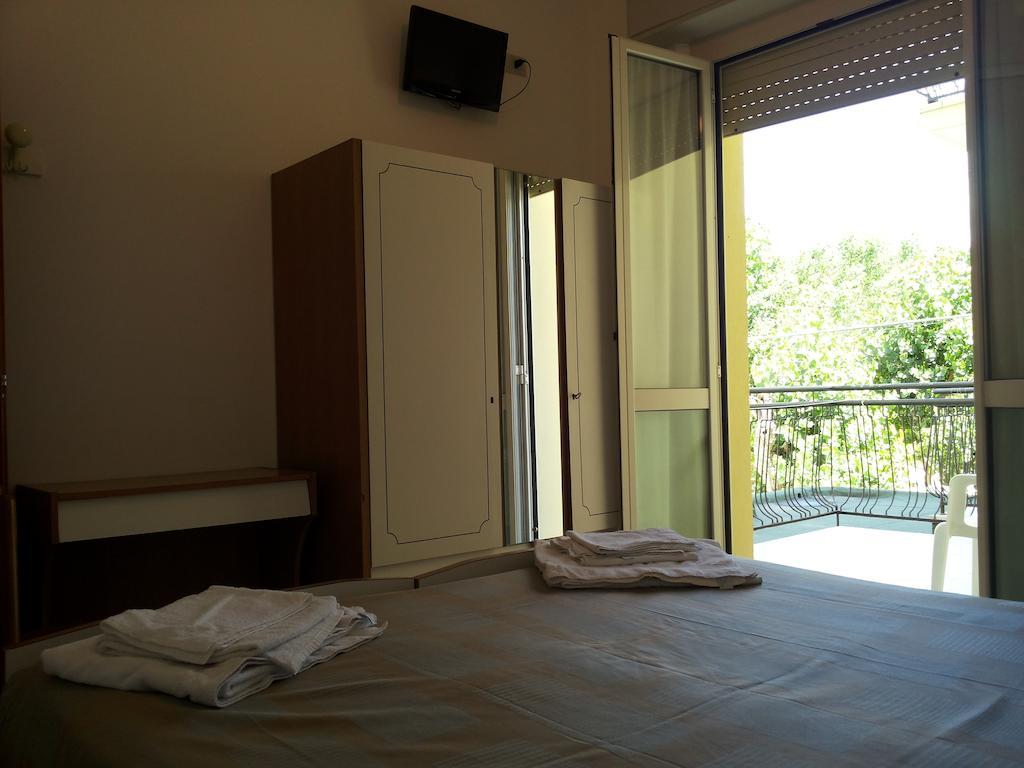 Hotel Cannes - In Pieno Centro Ричоне Екстериор снимка