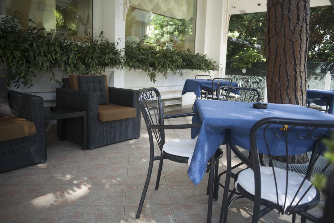 Hotel Cannes - In Pieno Centro Ричоне Екстериор снимка