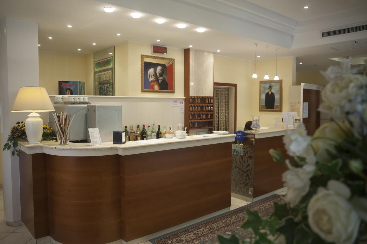 Hotel Cannes - In Pieno Centro Ричоне Екстериор снимка