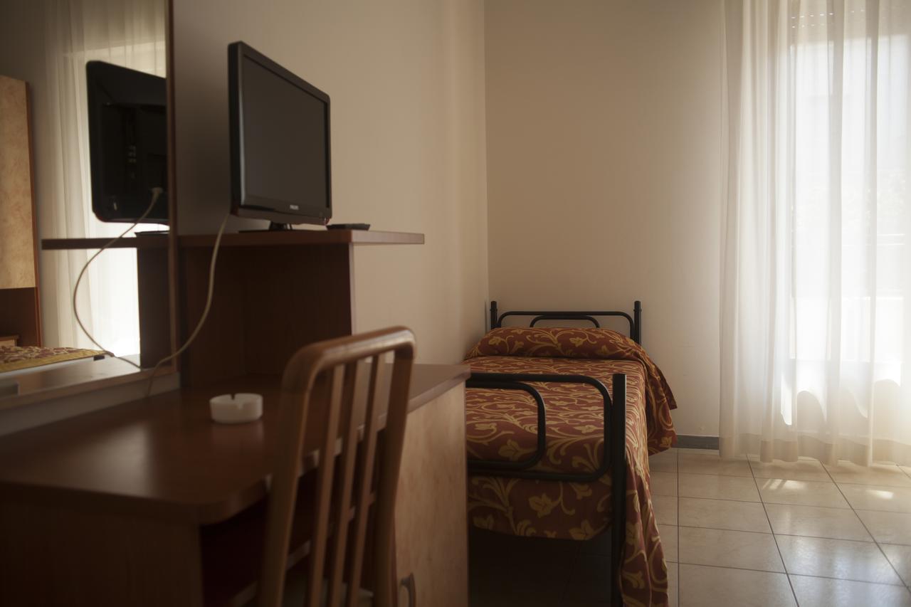 Hotel Cannes - In Pieno Centro Ричоне Екстериор снимка