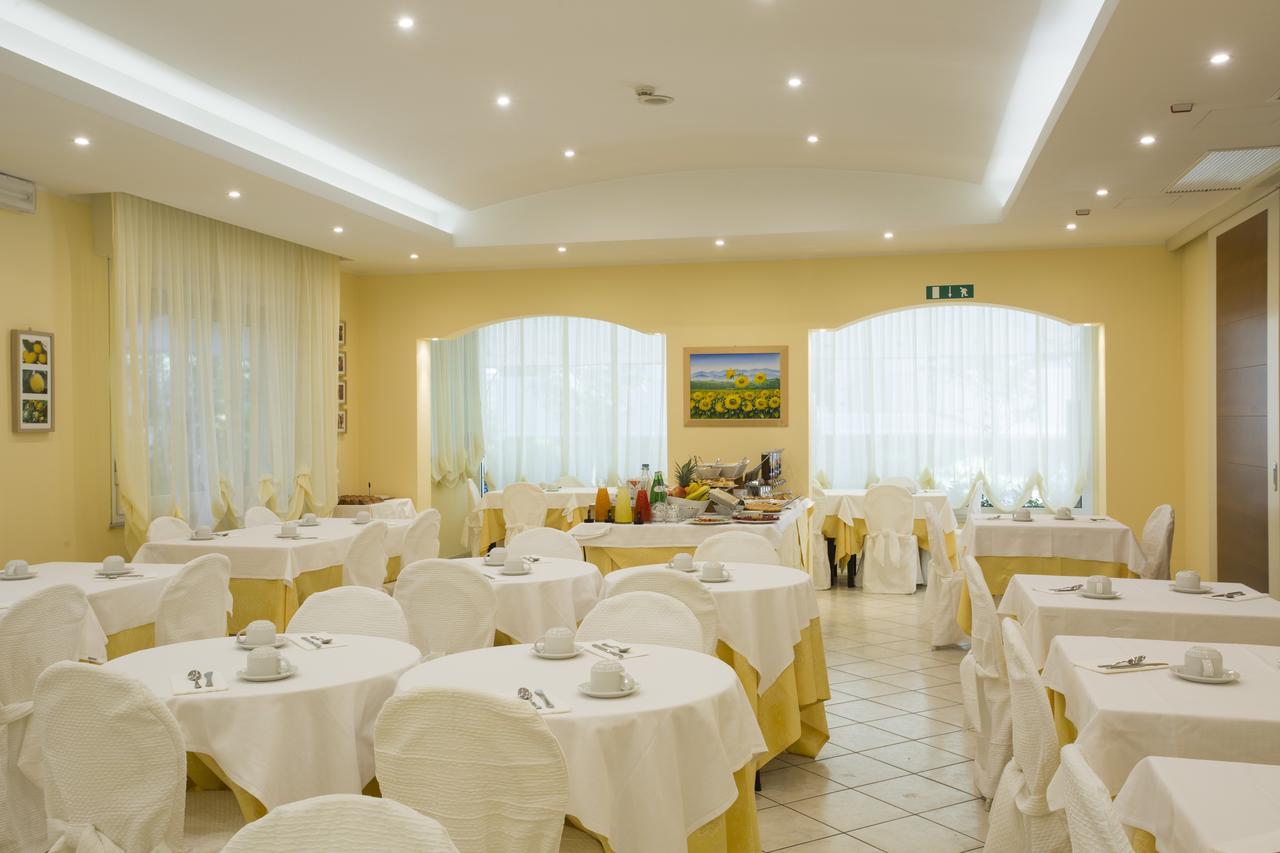 Hotel Cannes - In Pieno Centro Ричоне Екстериор снимка