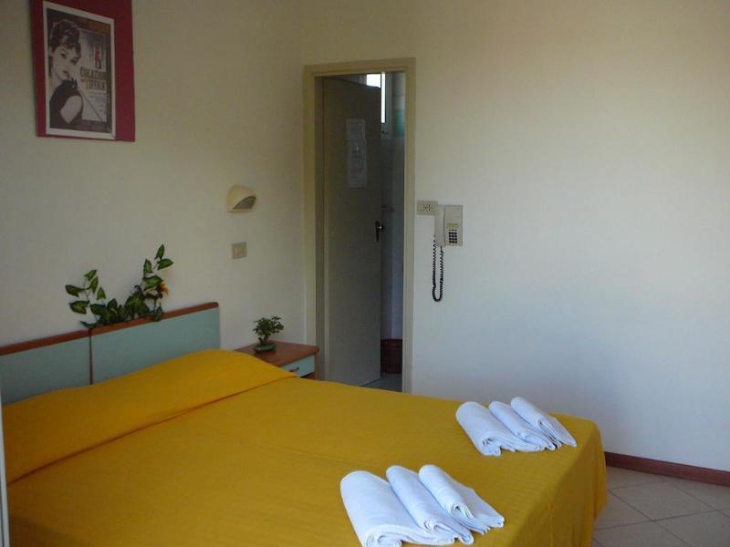 Hotel Cannes - In Pieno Centro Ричоне Екстериор снимка