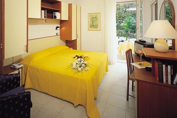 Hotel Cannes - In Pieno Centro Ричоне Екстериор снимка