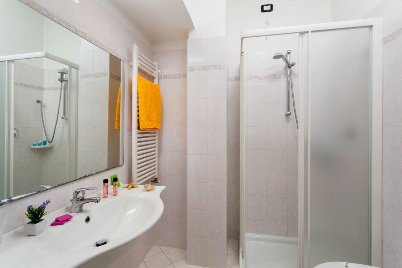 Hotel Cannes - In Pieno Centro Ричоне Екстериор снимка